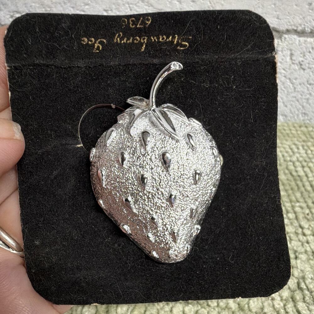 Vintage 1968 Sarah Coventry Strawberry Ice Brooch #6730 Silver Tone Pin Card